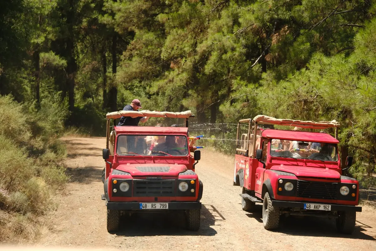 Sarıgerme Jeep Safari - orman yolunda kırmızı safari araçları