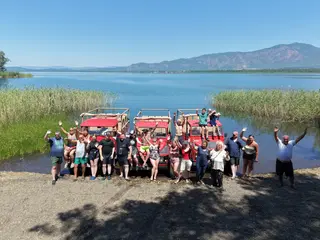 Sarıgerme Jeep Safari - göl kenarında grup fotoğrafı