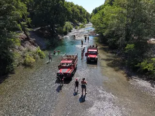 Sarıgerme Jeep Safari - nehir geçişinde kırmızı jeep araçları